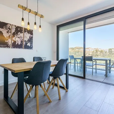 Modern Apartment With Lake Views *